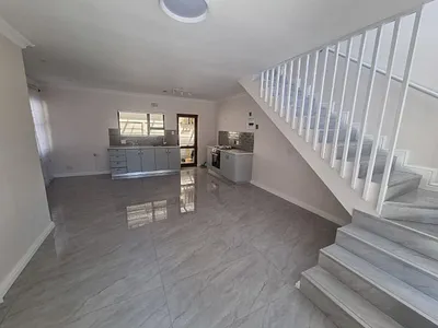 2 Bedroom House To Rent in Cape Town - k8jU.webp