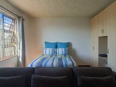 1 Bedroom Apartment For Sale in Port Elizabeth - y7xA.webp