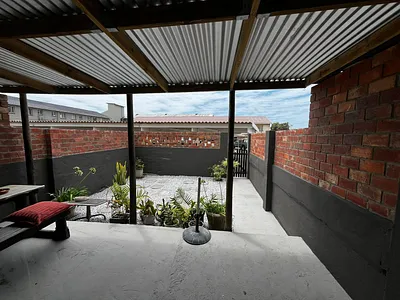 2 Bedroom Apartment To Rent in Port Elizabeth - 7uiV.webp