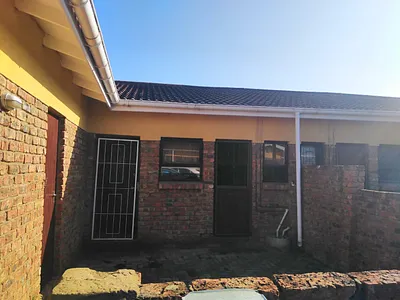 2 Bedroom Townhouse To Rent in Port Elizabeth - BjhX.webp