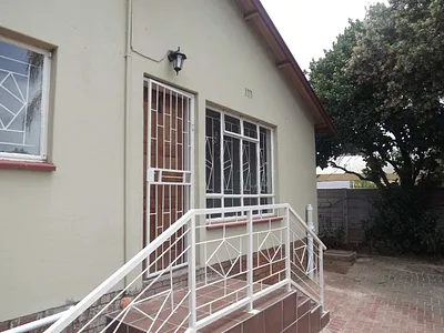 0.5 Bedroom Apartment To Rent in Pretoria - ksF8.webp