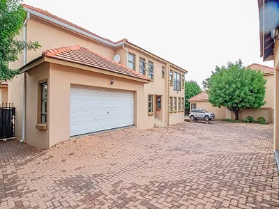 5 Bedroom House For Sale in Valley View Estate, Centurion - gE97.webp