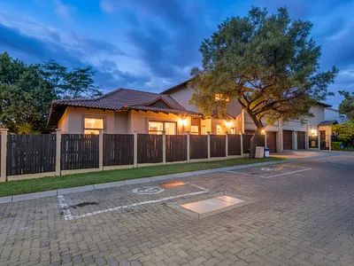 3 Bedroom Townhouse For Sale in Sandton - vkLy.webp