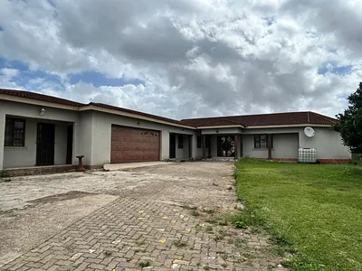 4 Bedroom House For Sale in Empangeni - eaZ7.webp