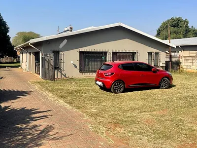 5 Bedroom House For Sale in Pretoria - 5KyJ.webp
