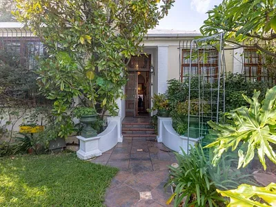 4 Bedroom House For Sale in Cape Town - zMoA.webp