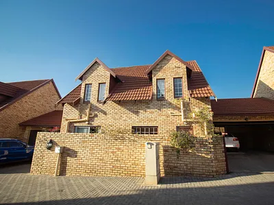 4 Bedroom Townhouse For Sale in Roodepoort - ULKG.webp