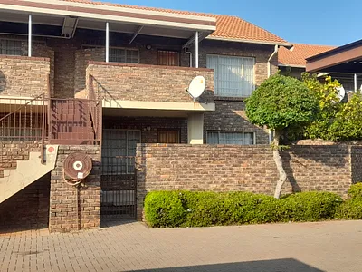 2 Bedroom Townhouse For Sale in Pretoria - LqIB.webp