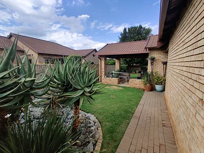 3 Bedroom Townhouse For Sale in Roodepoort - 6ZRu.webp