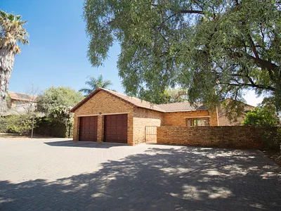 3 Bedroom Townhouse For Sale in Roodepoort - Jljx.webp