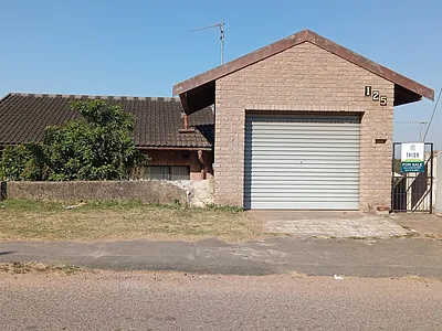 4 Bedroom House For Sale in Chatsworth - oFg5.webp