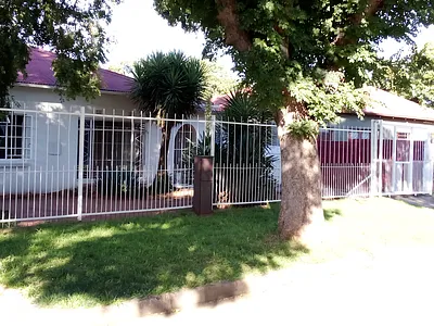 3 Bedroom House For Sale in Roodepoort - rGG4.webp