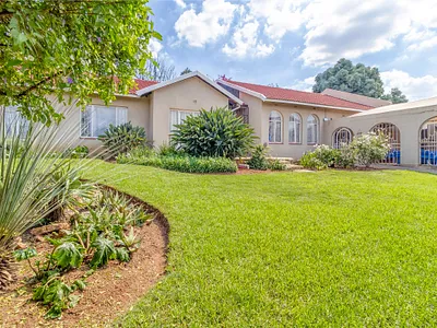 4 Bedroom House For Sale in Roodepoort - p5fI.webp