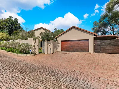3 Bedroom Townhouse For Sale in Roodepoort - 2gdx.webp