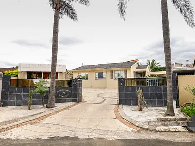 4 Bedroom House For Sale in Phoenix - img