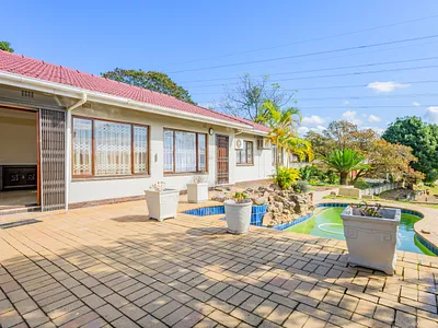4 Bedroom House For Sale in Pinetown - Z3KZ.webp