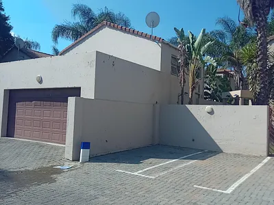 3 Bedroom Townhouse To Rent in Sandton - mPHj.webp