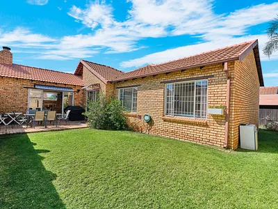 3 Bedroom Townhouse For Sale in Roodepoort - l3fh.webp
