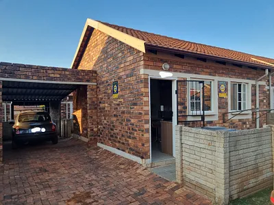 2 Bedroom Townhouse For Sale in Akasia - dlvF.webp