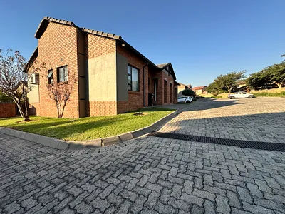 2 Bedroom Apartment For Sale in Roodepoort - Uf3z.webp