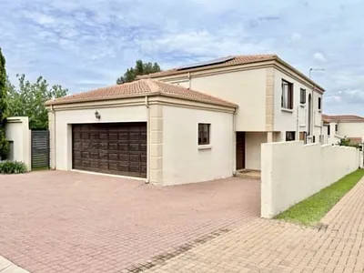 4 Bedroom House For Sale in Sandton - mZOk.webp