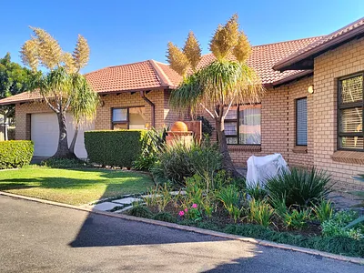 3 Bedroom Townhouse For Sale in Pretoria - cXZ0.webp