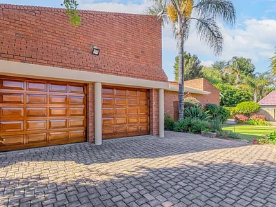 4 Bedroom House For Sale in Randburg - 7PU8.webp
