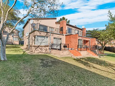 1 Bedroom Apartment For Sale in Roodepoort - b4wW.webp