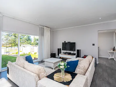 4 Bedroom House For Sale in Durbanville - st08.webp