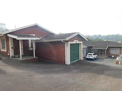 2 Bedroom Townhouse For Sale in Queensburgh - img