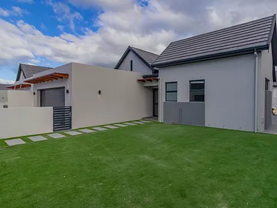3 Bedroom House For Sale in Somerset West - ka0r.webp