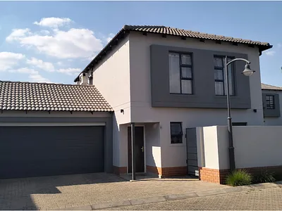 3 Bedroom Apartment For Sale in Pretoria - 4cUB.webp