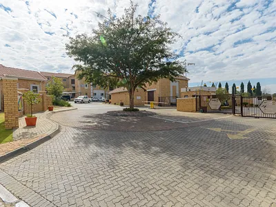 2 Bedroom Townhouse For Sale in Randburg - img