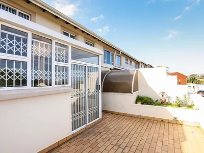 3 Bedroom Townhouse For Sale in Durban North - yeyT.webp