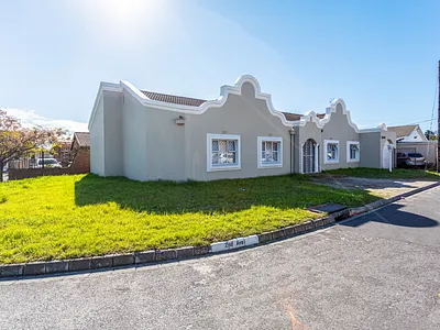 5 Bedroom House For Sale in Parow - 6nMq.webp