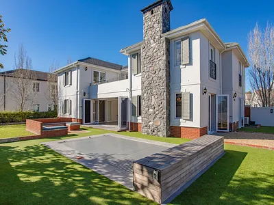 4 Bedroom House For Sale in Paarl - 4uUE.webp