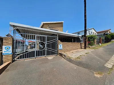 3 Bedroom House For Sale in Chatsworth - iLu1.webp