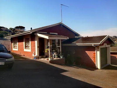 2 Bedroom Townhouse For Sale in Queensburgh - 7YGC.webp