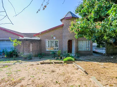 4 Bedroom House For Sale in Chatsworth - Bkaf.webp