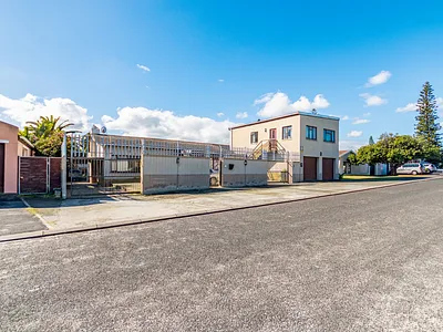 8 Bedroom House For Sale in Blouberg - 6Mhp.webp