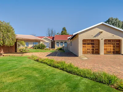 4 Bedroom House For Sale in Roodepoort - CB01.webp