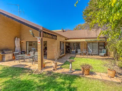 2 Bedroom Townhouse For Sale in Sandton - hl6M.webp