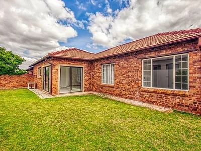 3 Bedroom Townhouse To Rent in Roodepoort - PzdN.webp