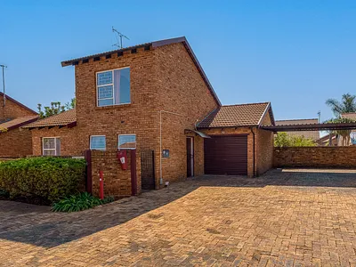 2 Bedroom Townhouse For Sale in Roodepoort - XAX8.webp