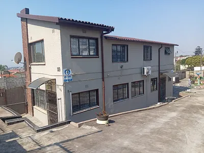 4 Bedroom House For Sale in Chatsworth - Mhx4.webp