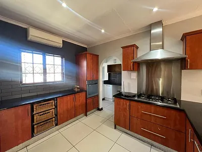4 Bedroom House For Sale in East London - 4D2i.webp