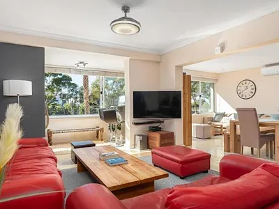 3 Bedroom Apartment For Sale in Cape Town - 8pz8.webp