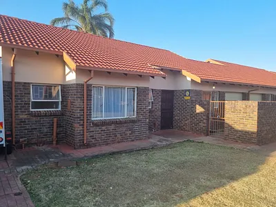 3 Bedroom Townhouse For Sale in Akasia - Oxbh.webp