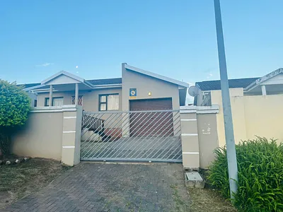 3 Bedroom House For Sale in East London - dMjy.webp