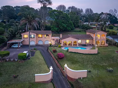 4 Bedroom House For Sale in Kloof - bwO5.webp